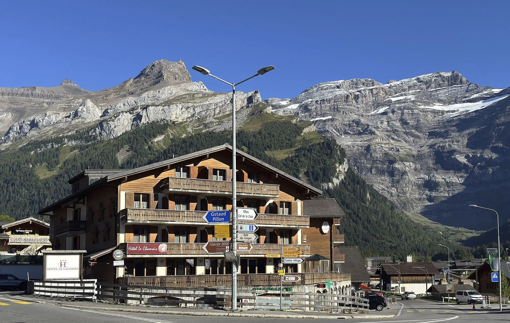 Das Hotel unterhalb der Diablerets-Gipfel im Sommer