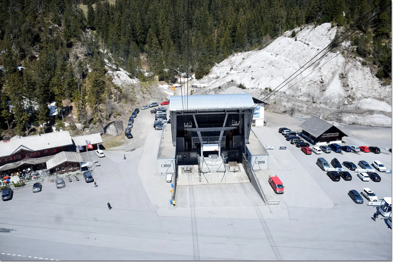 Talstation und Parkplatz am Col du Pillon aus der Seilbahn