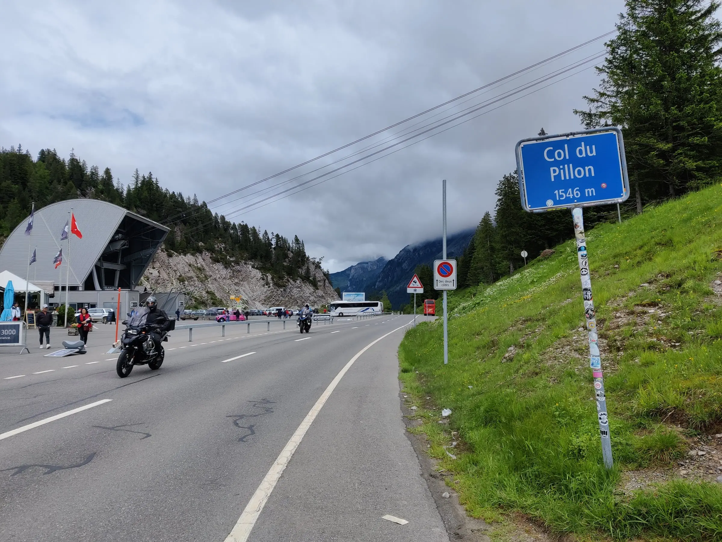 Passschild und Straße am Col du Pillon neben der Talstation
