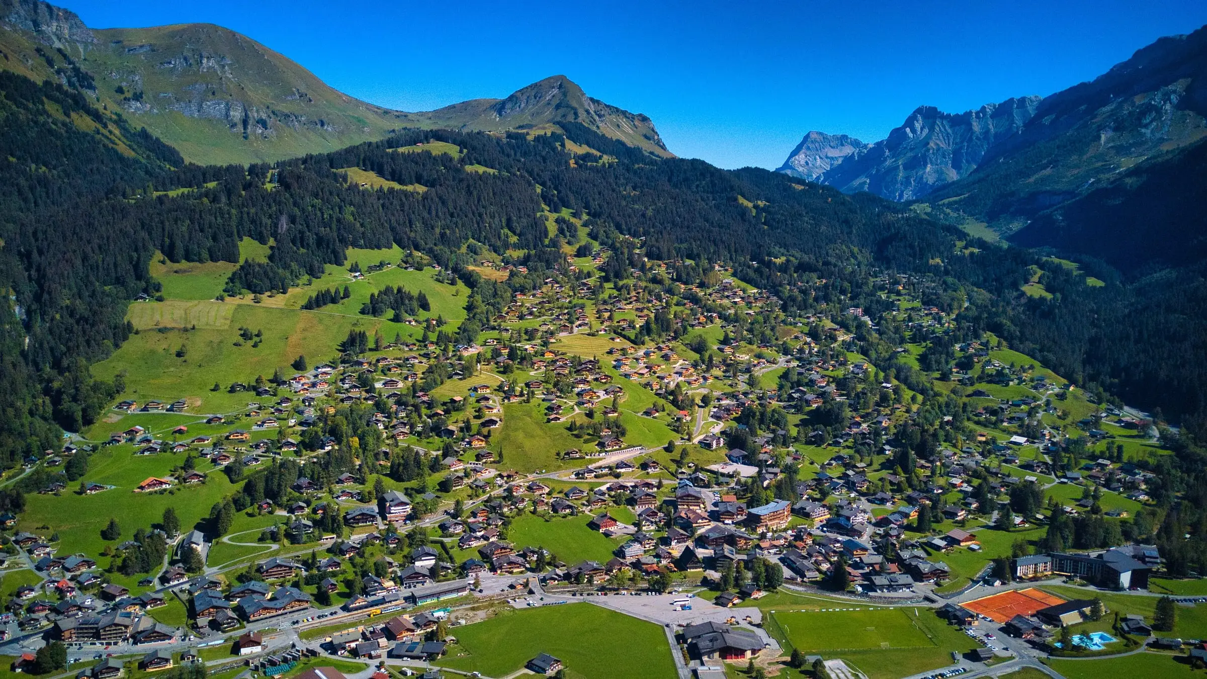 Dorf Les Diablerets und grünes Tal von oben