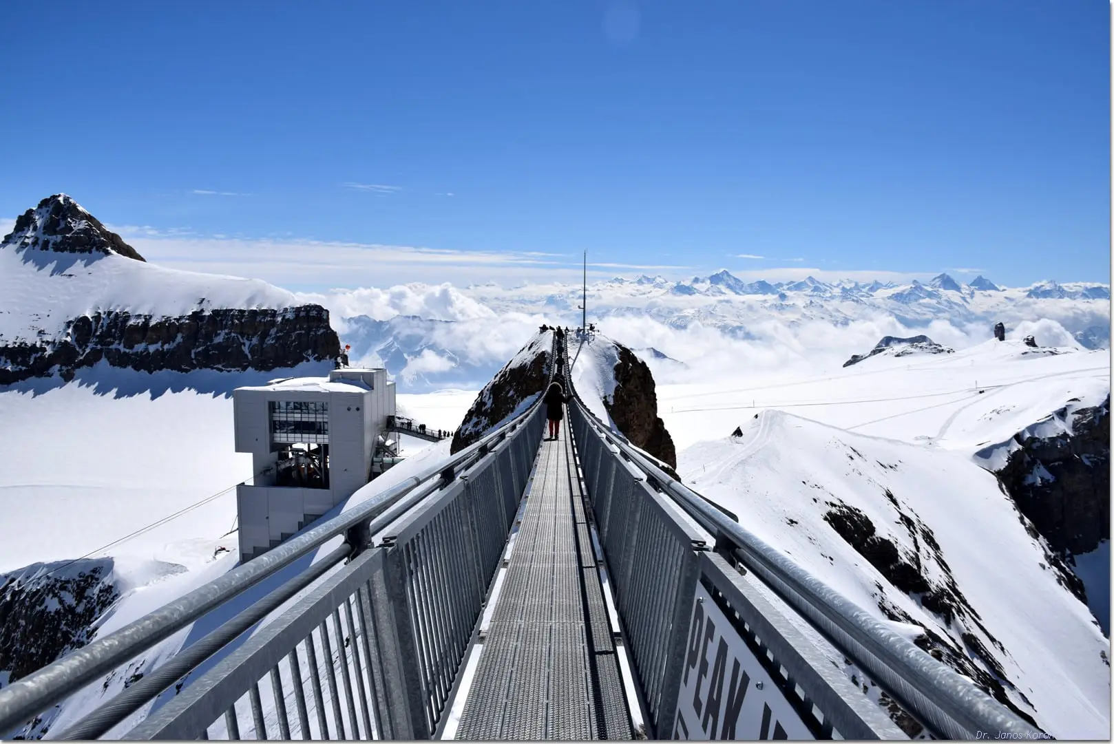 Spaziergänger auf dem Peak Walk über einem Nebelmeer