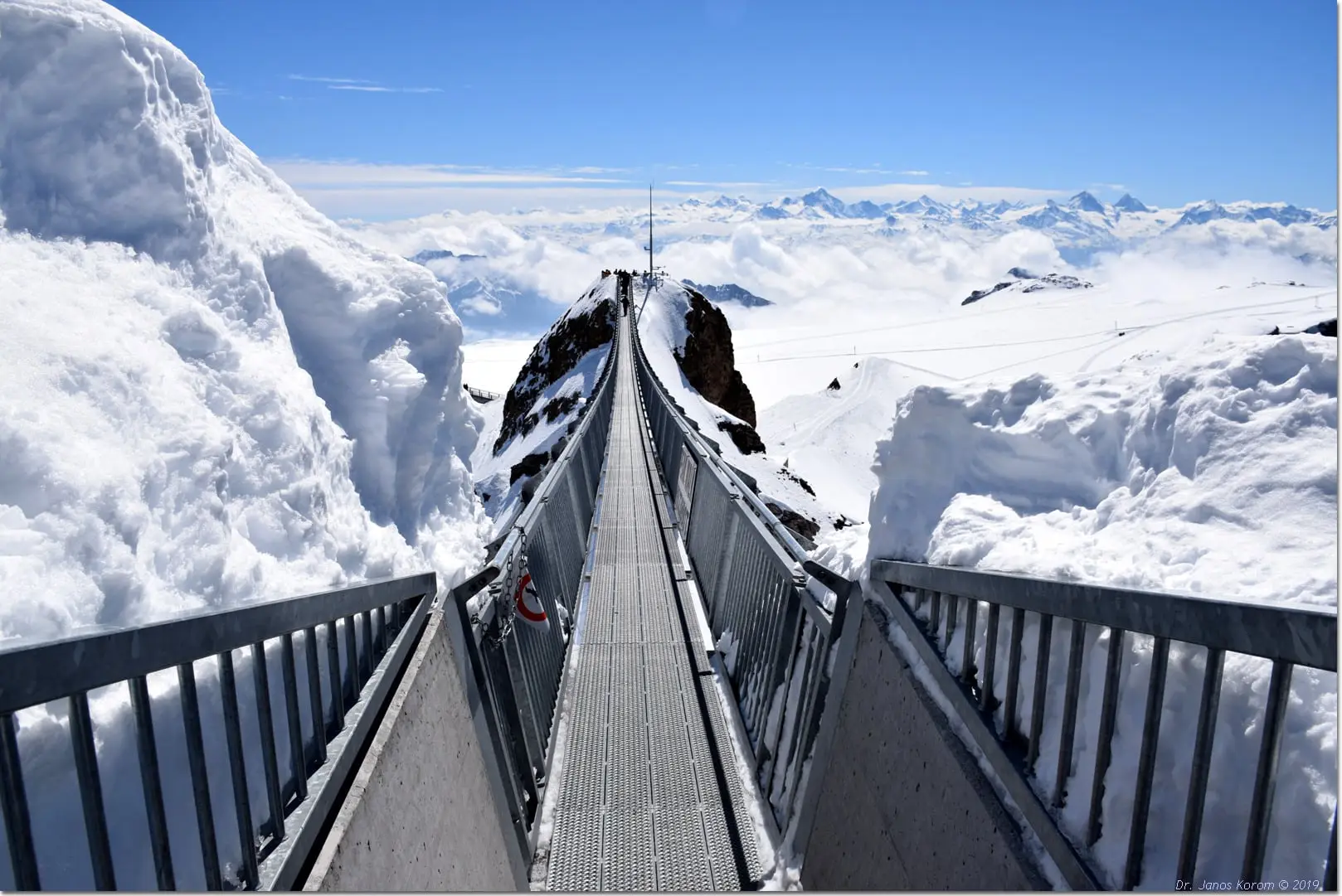 Peak Walk zwischen verschneiten Felsen und tiefem Schnee