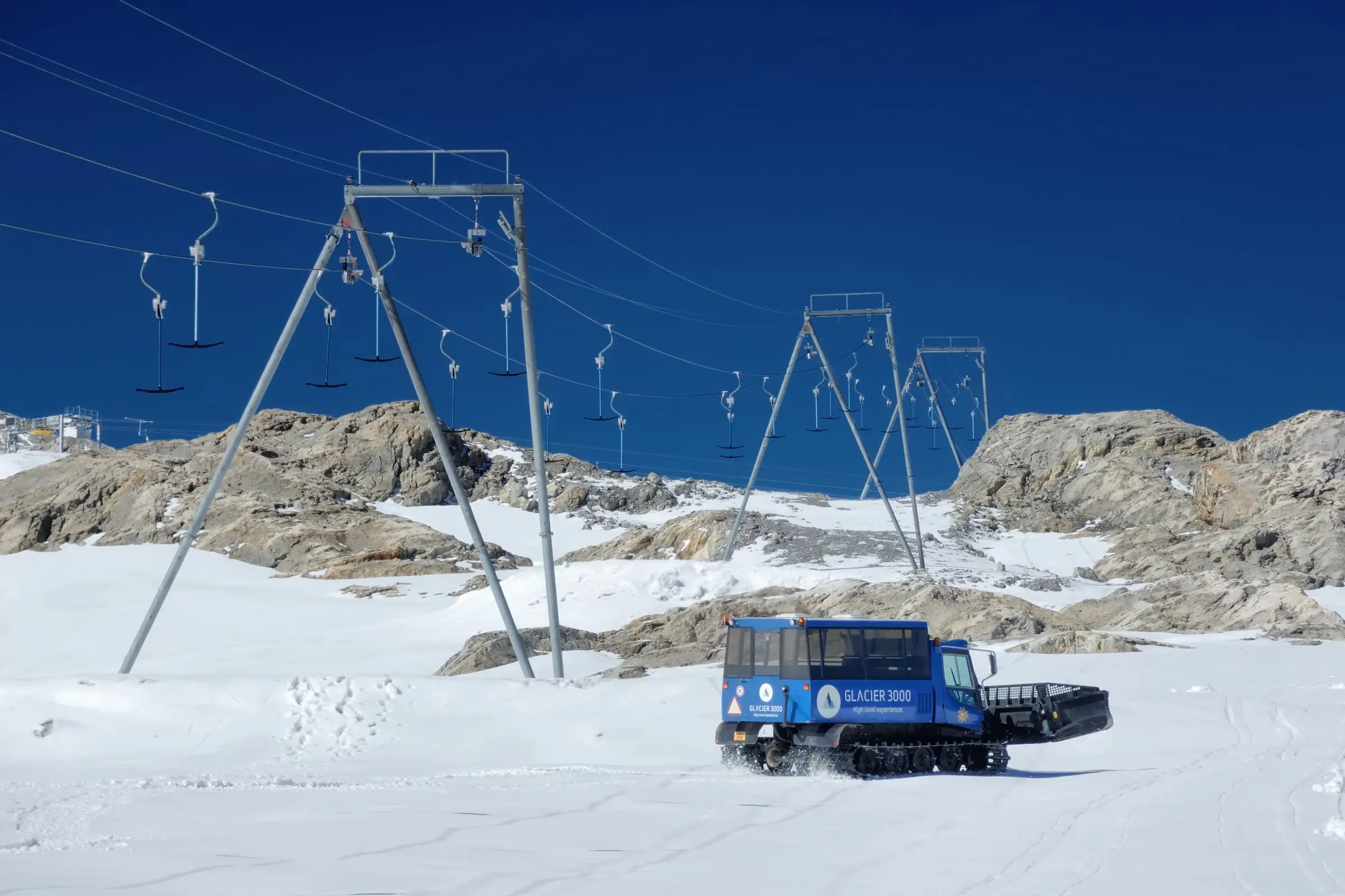 Snow bus and ski lift on the Tsanfleuron glacier