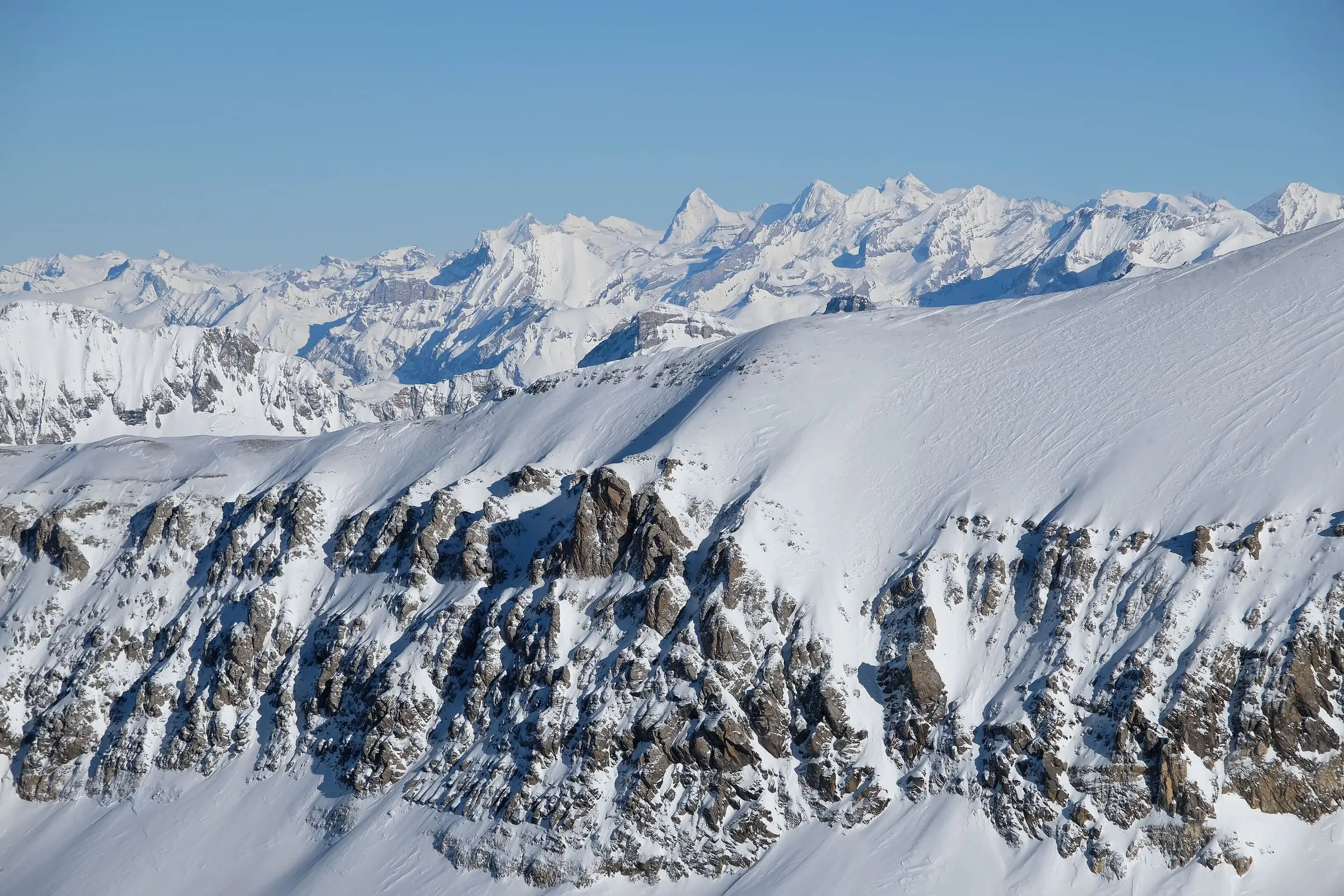 Verschneite Felswände und Gipfel in heller Wintersonne